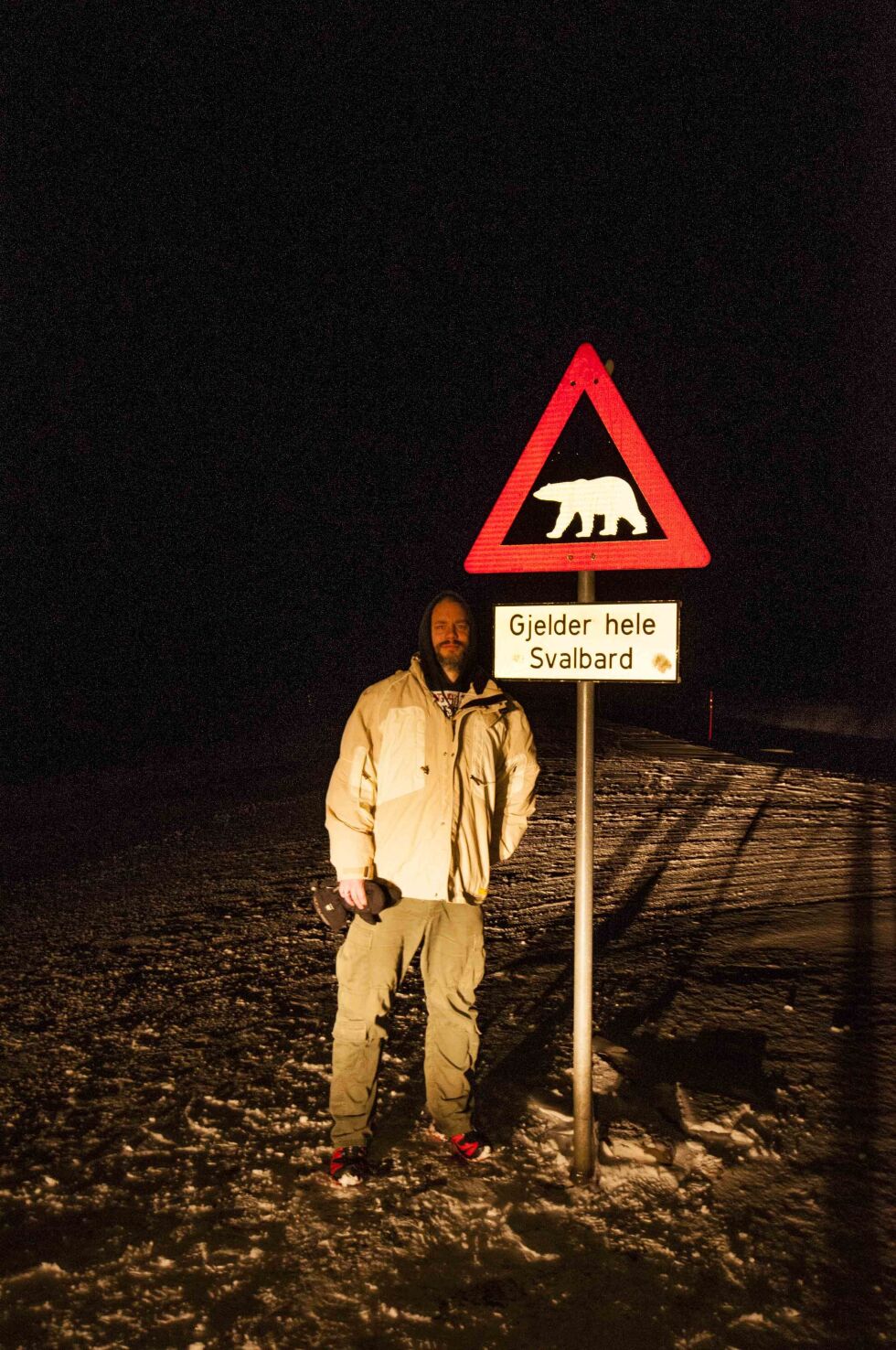 Svalbard burde heller fått et eget fareskilt mot Ap, Sp, H og FrP - det er de som truer naturen der, ikke isbjørnen
 Foto: Jan Luneborg