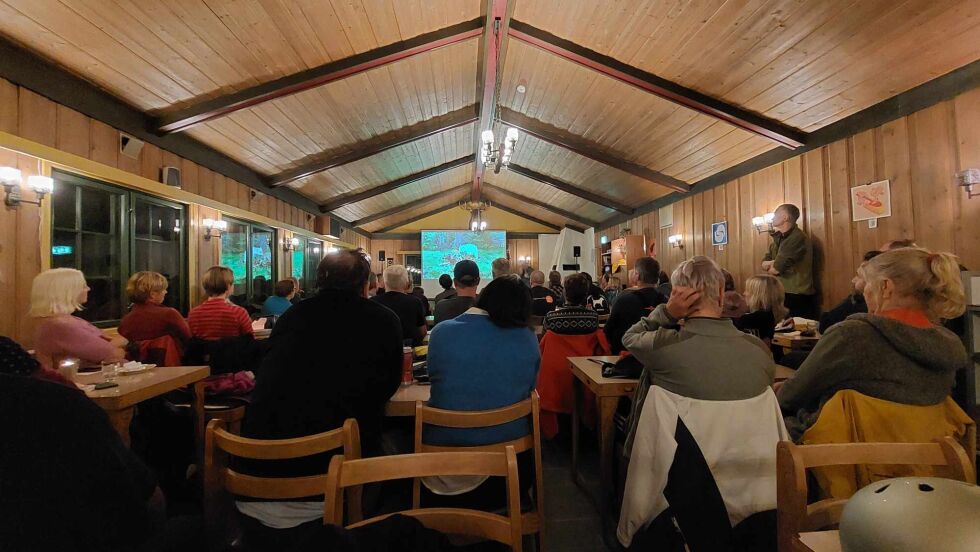 Allerede en time før foredraget begynte det å bli fullt i lokalene til Mariholtet.
 Foto: Jan Luneborg